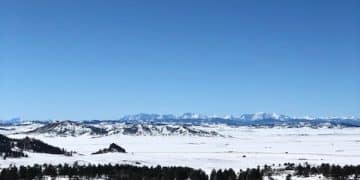 Discover US National Parks in Winter: A Snowshoeing & Wildlife Itinerary - Cover Image