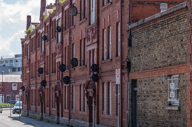 A street scene in Philadelphia showcasing colonial architecture, including brick buildings and cobblestone streets, reflecting the city's historical charm.