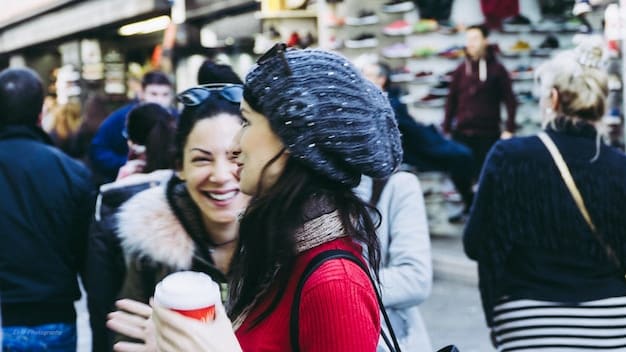 A bustling scene at Faneuil Hall Marketplace in Boston, with people shopping, dining, and enjoying street performances. This location is a key cultural spot highlighted in The Complete 7-Day US East Coast Itinerary: Insider Tips and Hidden Gems.